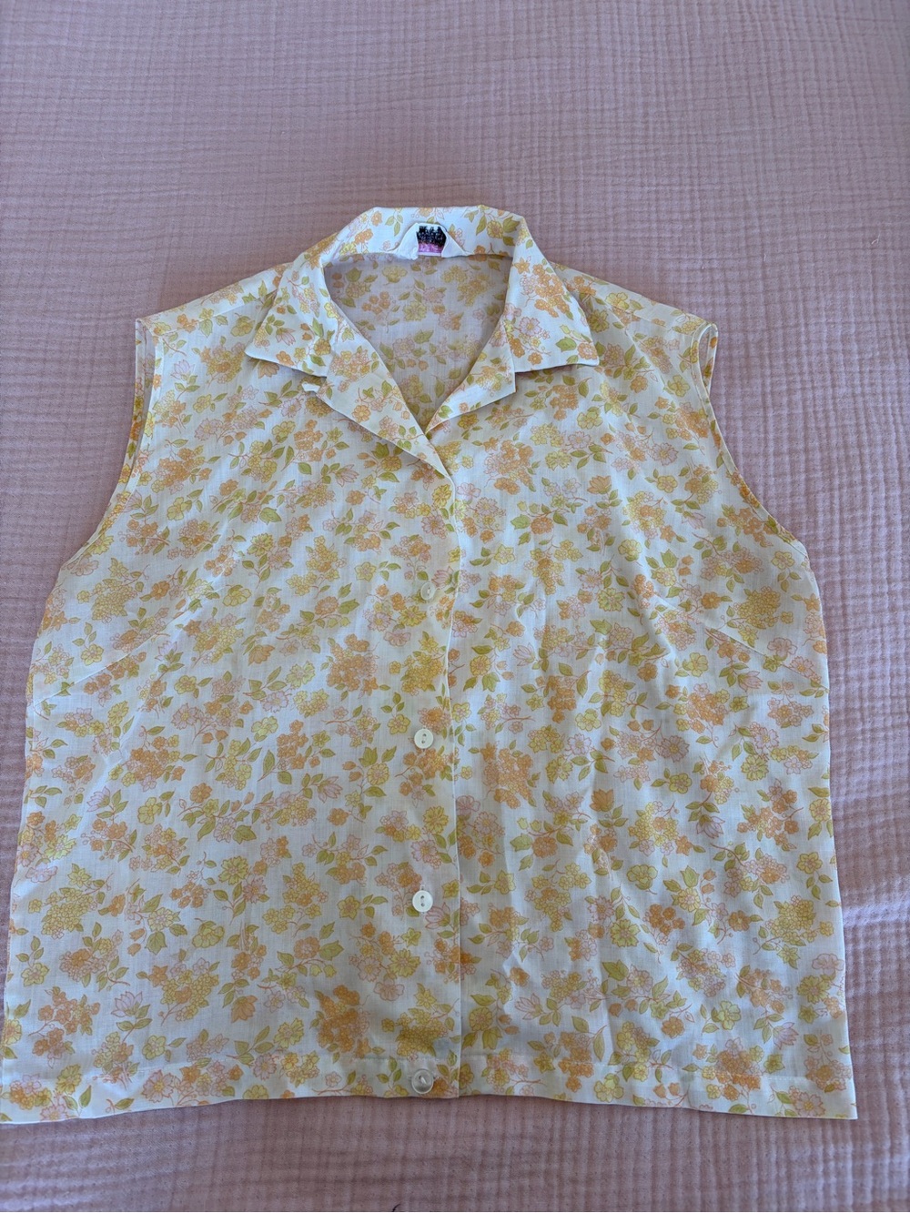 Vintage Sleeveless Floral Button-Up Blouse in Yellow and Cream